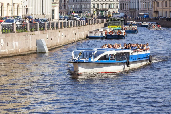 St. Petersburg, Rosja, 21 sty 2016. Zwiedzanie statku z turystów unosi się w dół rzeki Moika. Kompleks architektoniczny nasypu. — Zdjęcie stockowe