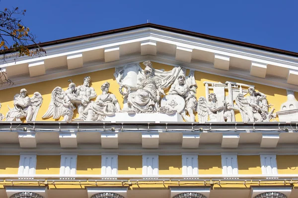 ST. PETERSBURG, RÚSSIA, em agosto 21, 2016. Um fragmento arquitetônico do edifício em uma parte histórica da cidade — Fotografia de Stock