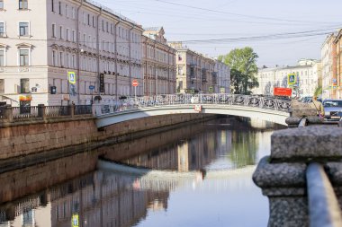 St Petersburg, Rusya, üzerinde 21 Ağustos 2016. Kentsel görünümü. Griboyedov kanal dolgu. Binalar suda yansıtılır