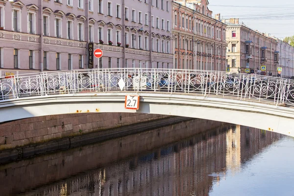 ST. PETERSBURG, RÚSSIA, em agosto 21, 2016. Vista urbana. Griboyedov Canal Embankment. Edifícios são refletidos na água — Fotografia de Stock