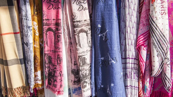 Paris, Frankreich, am 8. Juli 2016. Souvenirs aus Textilien mit den Symbolen von Paris werden in einem Schaufenster des Geschäfts präsentiert — Stockfoto