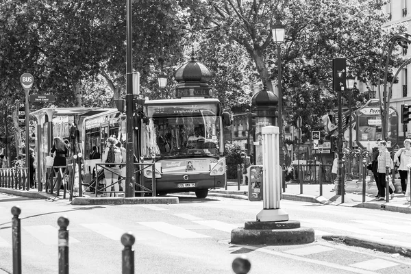 Parijs, Frankrijk, op 8 juli 2016. De bus gaat op de straat stad — Stockfoto