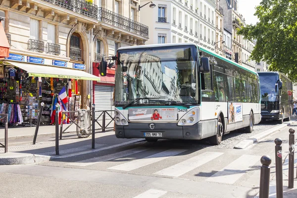 Paříž, Francie, 8. července 2016. Autobus jede na náměstí — Stock fotografie
