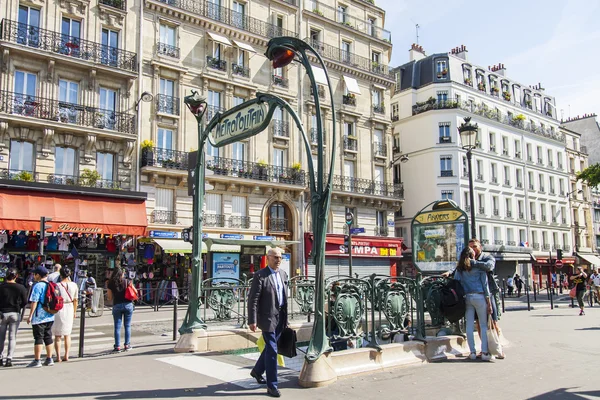 París, Francia, 8 de julio de 2016. Típica vista urbana. La gente va por la calle cerca de una entrada al metro, la estación Anvers — Foto de Stock