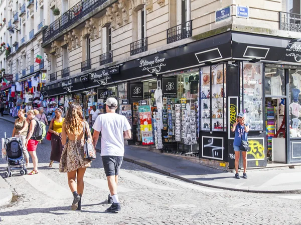 PARIS, FRANÇA, em 8 de julho de 2016. Vista urbana. Pedestres vão em uma rua comercial — Fotografia de Stock