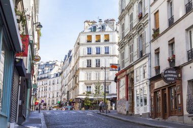 8 Temmuz 2016 üzerinde Paris, Fransa. Kentsel görünümü. Zhivopisnaya Street Montmartre dibinde