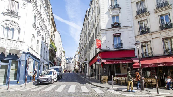 Paříž, Francie, 8. července 2016. Pohled na městskou. Zhivopisnaya ulice v dolní části Montmartre — Stock fotografie