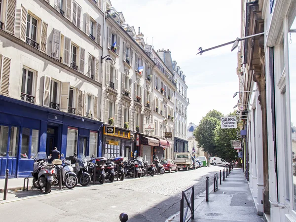 PARIS, FRANÇA, em 8 de julho de 2016. Vista urbana. Rua Zhivopisnaya, no fundo de Montmartre — Fotografia de Stock