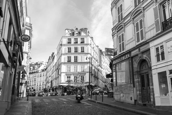 PARIS, FRANCE, on JULY 8, 2016. An urban view, the picturesque street at the bottom of Montmartre — Stock Photo, Image