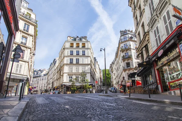 París, Francia, 8 de julio de 2016. Una vista urbana, la pintoresca calle en el fondo de Montmartre — Foto de Stock