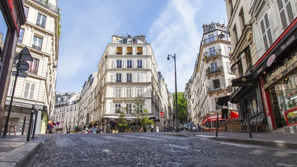 PARIGI, FRANCIA, il 8 LUGLIO 2016. Una vista urbana, la pittoresca strada ai piedi di Montmartre — Foto Stock