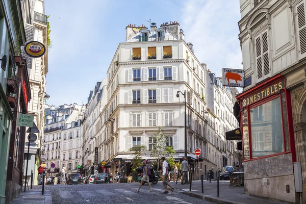 Paříž, Francie, 8. července 2016. Městský pohled, malebná ulička v dolní části Montmartre — Stock fotografie