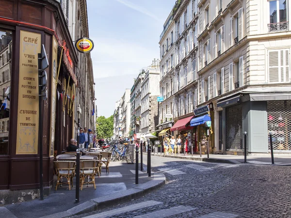 Paryż, Francja, zm. 8 lipca 2016. Ulica widok, malowniczej ulicy w dolnej części Montmartre — Zdjęcie stockowe