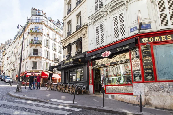 PARIS, FRANCE, le 8 juillet 2016. Une vue urbaine, la rue pittoresque au fond de Montmartre — Photo