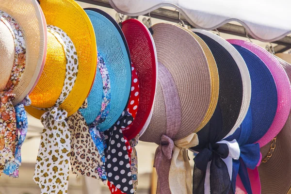 Letní klobouky s pásky na výloze obchodu — Stock fotografie