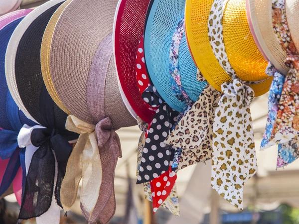 Sombreros de verano con cintas en un escaparate de la tienda — Foto de Stock