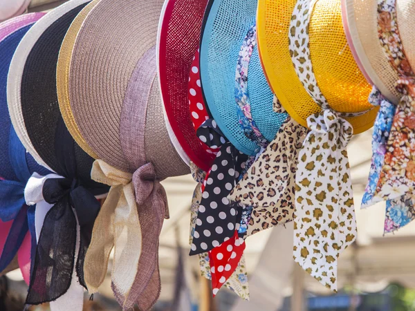 Summer hats with tapes on a show-window of shop — Stock Photo, Image