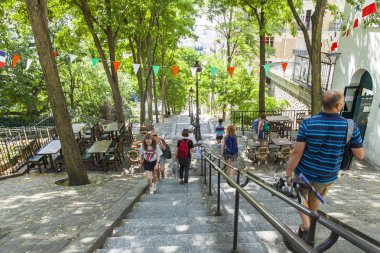   8 Temmuz 2016 üzerinde Paris, Fransa. İnsanlar iyi bir merdiven bir tepe Montmartre yamaç üzerinde pitoresk kafede vakit