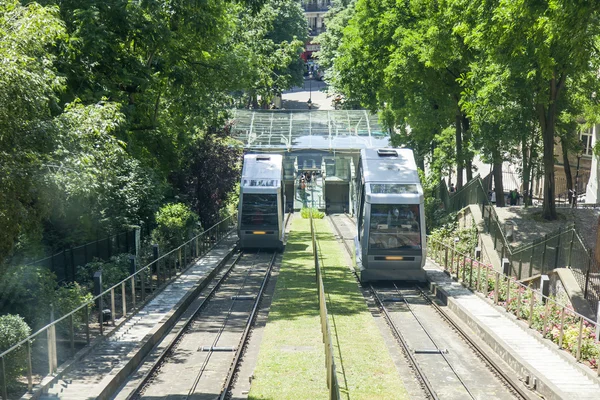 PARIGI, FRANCIA, il 8 LUGLIO 2016. La funicolare su una collina Montmartre pendio — Foto Stock