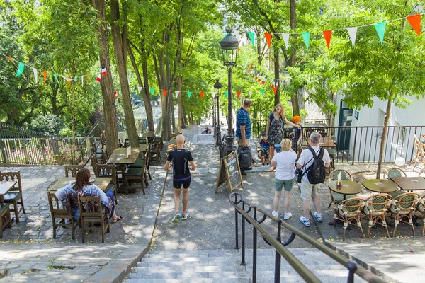 PARIS, FRANÇA, em 8 de julho de 2016. As pessoas têm um bom tempo em café pitoresco em uma escada em uma colina Montmartre inclinação — Fotografia de Stock