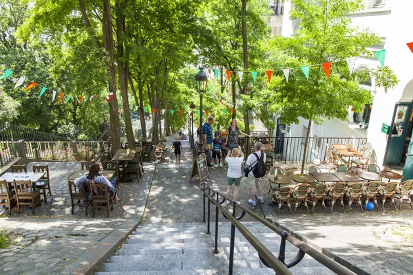 PARIS, FRANÇA, em 8 de julho de 2016. As pessoas têm um bom tempo em café pitoresco em uma escada em uma colina Montmartre inclinação — Fotografia de Stock