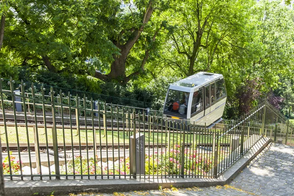 Paryż, Francja, zm. 8 lipca 2016. Kolejka linowa na stoku wzgórza Montmartre — Zdjęcie stockowe