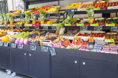 8 Temmuz 2016 üzerinde Paris, Fransa. Çeşitli taze meyve ve sebzeler üzerinde Shop bir gösteri-pencere yalan