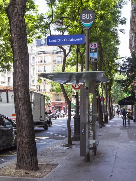 Paryż, Francja, zm. 8 lipca 2016. Przystanek autobusowy przy ulicy miasta — Zdjęcie stockowe