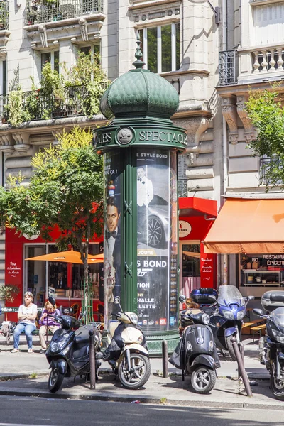 París, Francia, 8 de julio de 2016. Una vista urbana, la pintoresca calle en el fondo de Montmartre — Foto de Stock