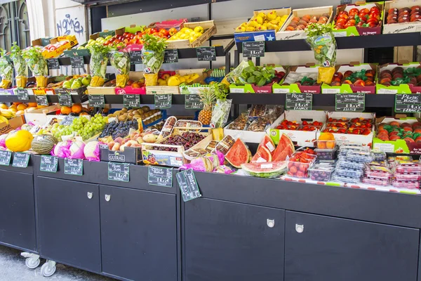 PARIS, FRANCE, le 8 juillet 2016. Divers fruits et légumes frais se trouvent sur une vitrine du magasin — Photo