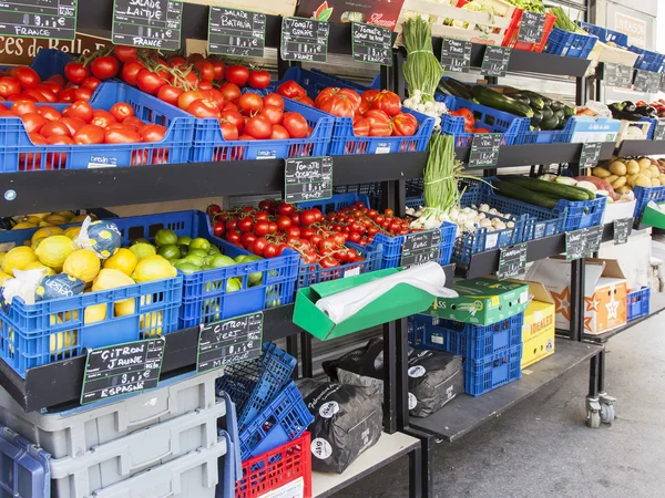 París, Francia, 8 de julio de 2016. Varias frutas y verduras frescas se encuentran en un escaparate de la tienda — Foto de Stock