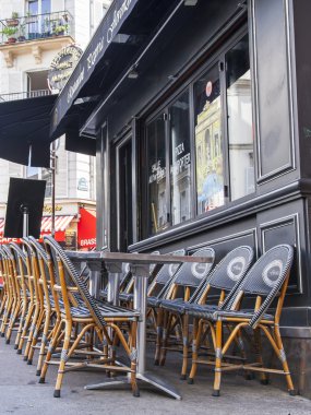 8 Temmuz 2016 üzerinde Paris, Fransa. Tipik Paris Cafe kaldırımda küçük tablolar