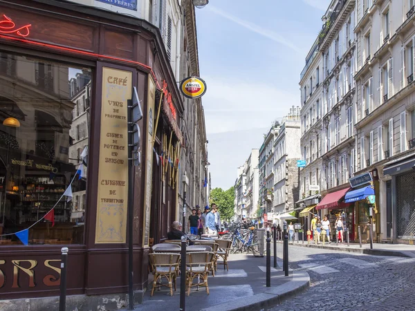 PARIGI, FRANCIA, il 8 LUGLIO 2016. Una vista urbana, la pittoresca strada ai piedi di Montmartre — Foto Stock