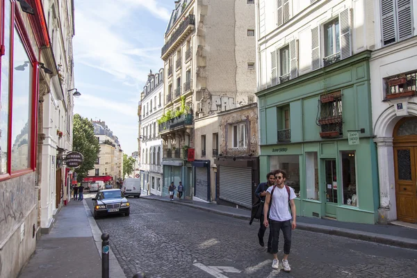 PARIS, FRANCE, on JULY 8, 2016. An urban view, the picturesque street at the bottom of Montmartre — Stock Photo, Image