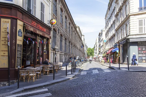 Paříž, Francie, 8. července 2016. Městský pohled, malebná ulička v dolní části Montmartre — Stock fotografie