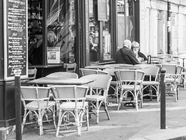 Paryż, Francja, zm. 8 lipca 2016. Trochę tabel typowych paryskich kawiarni na chodniku — Zdjęcie stockowe