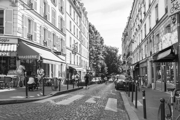 PARIS, FRANÇA, em 8 de julho de 2016. Uma vista urbana, a pitoresca rua no fundo de Montmartre — Fotografia de Stock