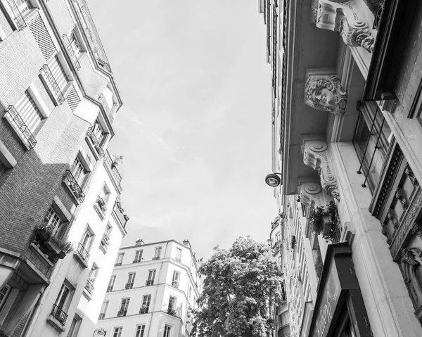 PARIS, FRANCE, on JULY 11, 2016. Typical city architecture. Building facade fragment — Stock Photo, Image