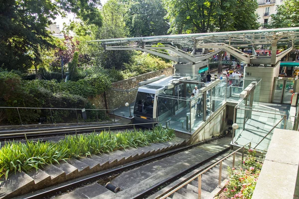 París, Francia, 8 de julio de 2016. El funicular en una colina Montmartre pendiente —  Fotos de Stock