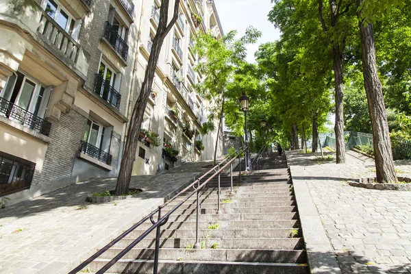 PARIS, FRANCE, le 8 juillet 2016. Une vue urbaine, la rue pittoresque menant à la colline Montmartre — Photo