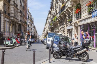 8 Temmuz 2016 üzerinde Paris, Fransa. Kentsel bir görünümü, Montmartre dibinde pitoresk sokak