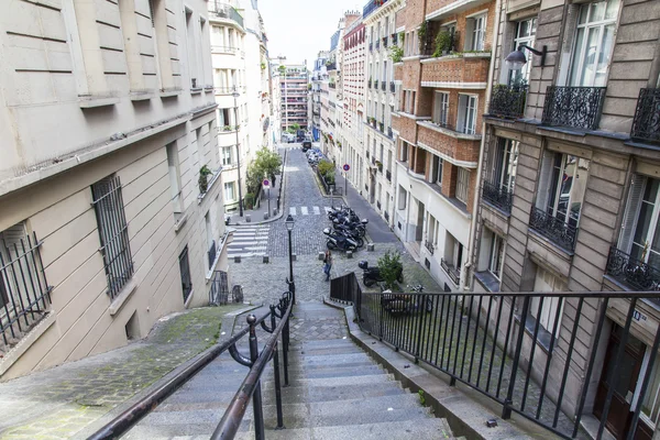 Paris, Frankrike, den 8 juli 2016. En urban vy, den pittoreska gatan på Montmartre — Stockfoto