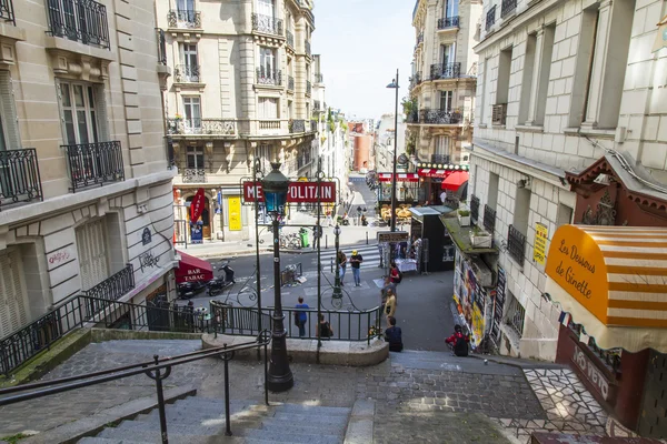 PARIGI, FRANCIA, il 8 LUGLIO 2016. Una vista urbana, la pittoresca strada di Montmartre — Foto Stock