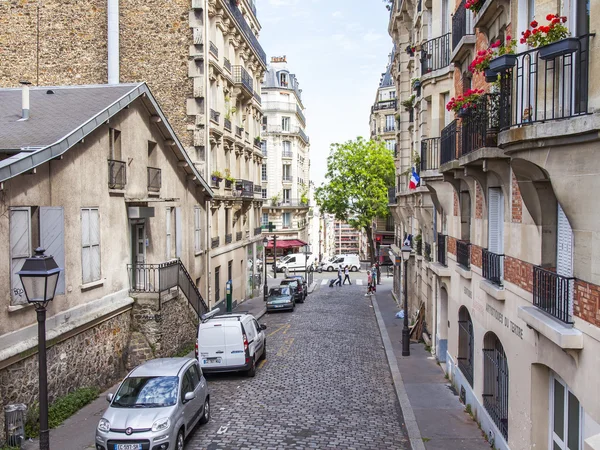 パリ、フランス、2016 年 7 月 8 日に。アーバン ビュー、モンマルトルの丘に絵のような通り — ストック写真