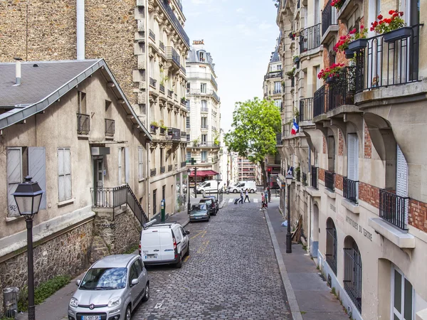 Paris, france, am 8. juli 2016. eine städtische ansicht, die malerische straße auf dem montmartre — Stockfoto