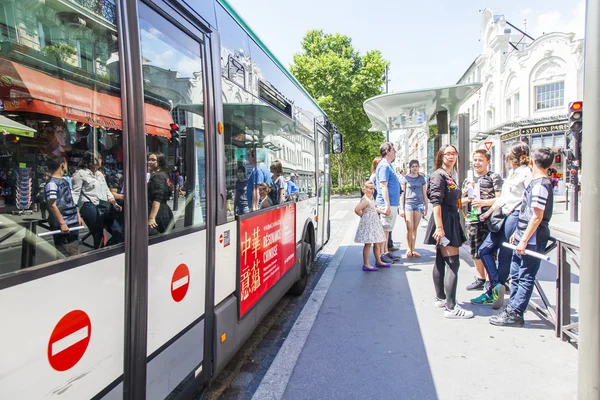 París, Francia, 8 de julio de 2016. La parada de autobús en la calle de la ciudad —  Fotos de Stock