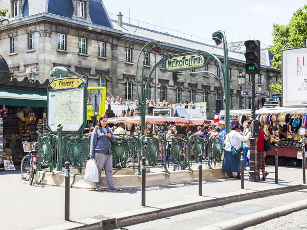 Париж, Франція, на 8 липня 2016. Типовий урбаністичного вигляду. Люди йдуть по вулиці біля входу до метро Anvers станції — стокове фото