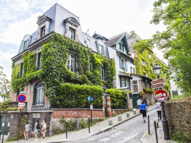 8 Temmuz 2016 üzerinde Paris, Fransa. Kentsel bir görünümü, eski pitoresk Montmartre sokakta