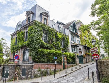8 Temmuz 2016 üzerinde Paris, Fransa. Kentsel bir görünümü, eski pitoresk Montmartre sokakta