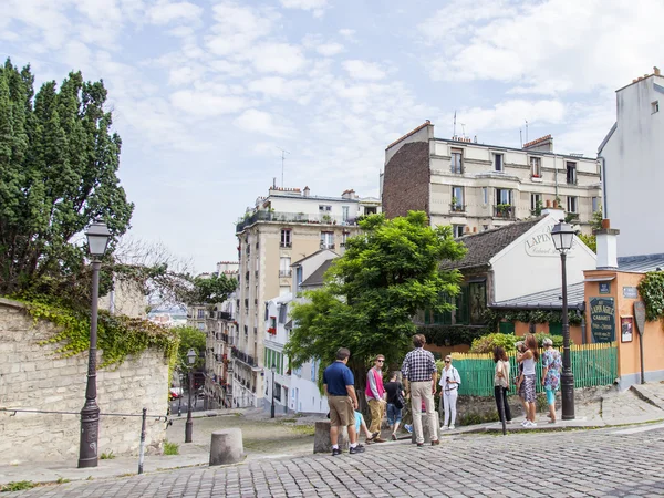 PARIS, FRANÇA, em 8 de julho de 2016. Uma vista urbana, a pitoresca rua velha em Montmartre — Fotografia de Stock